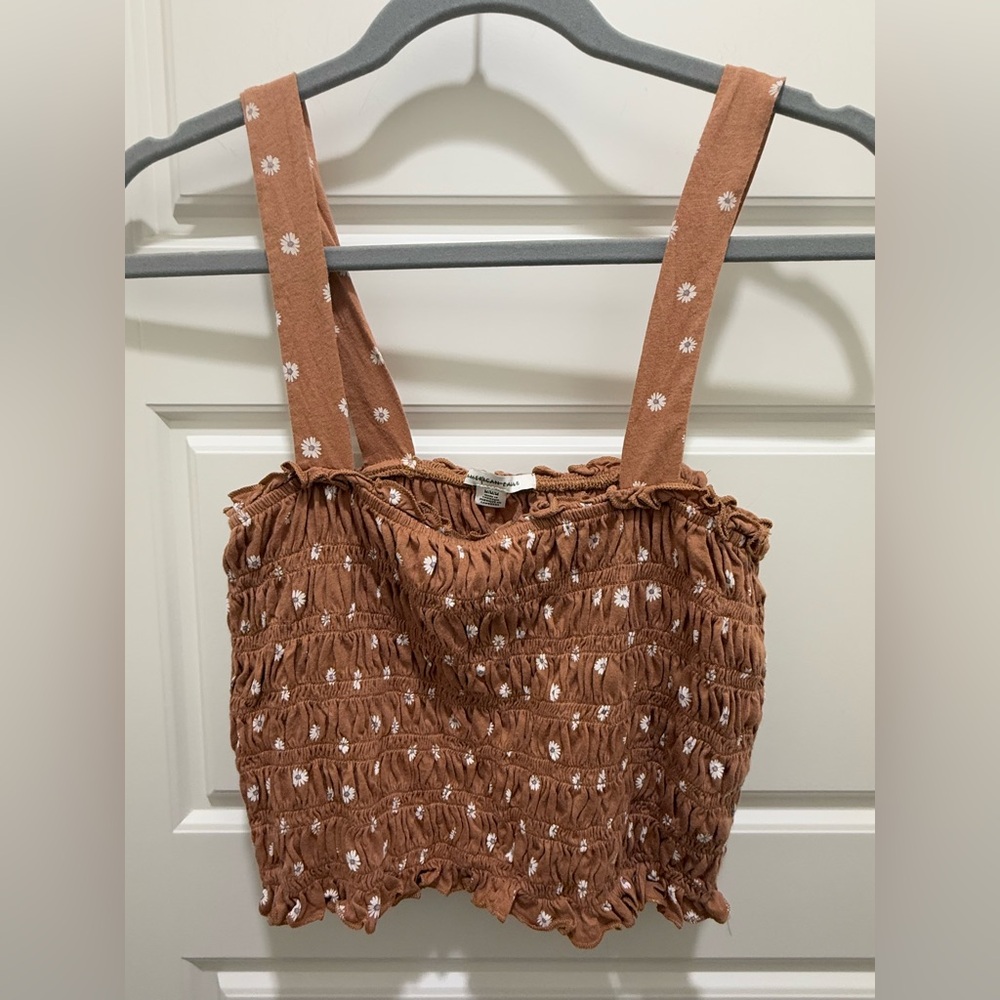American Eagle. Smocked Brown w/Daisies Crop Top. Size Medium.